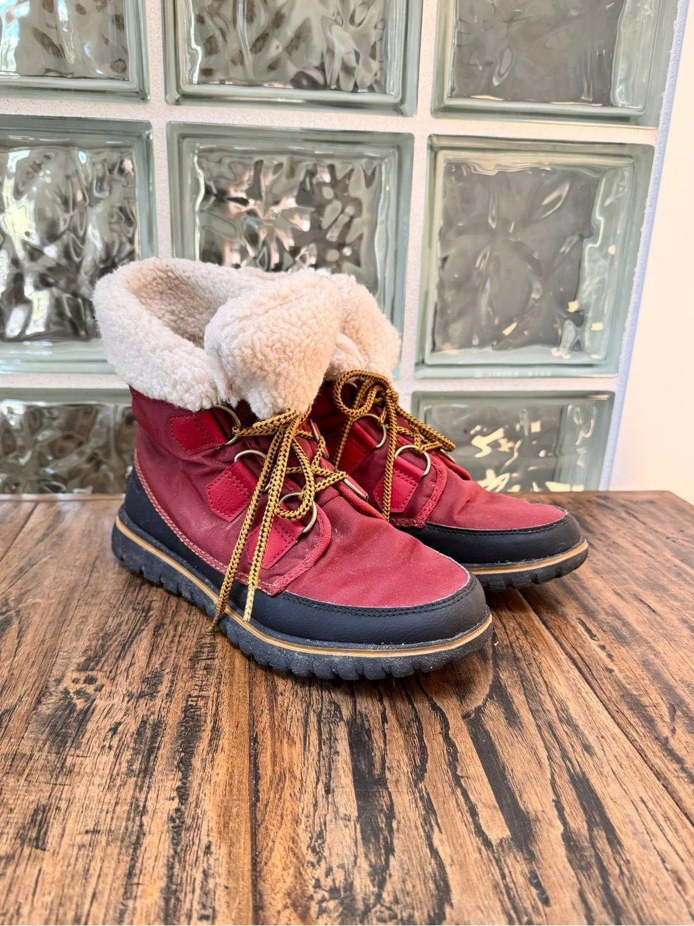 Sorel $250 Cozy Carnival Explorer Red Black Sherpa-Lined Lace-Up Winter Boots 8
